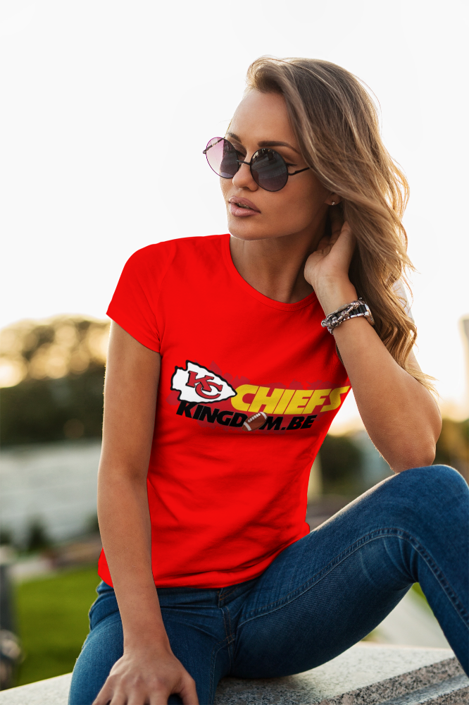 t-shirt-mockup-stylish-girl-on-street